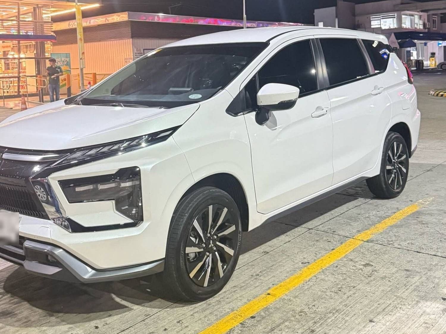 7-8 Seaters: SNOW · Mitsubishi Xpander
